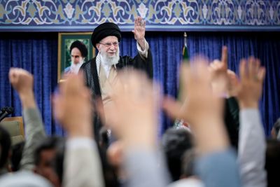 Stocks Drop As Fresh Trade News Awaited, Oil Down On Iran Hopes