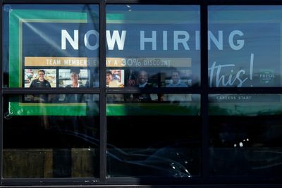 US applications for jobless benefits hold firm as layoffs remain low despite tariff uncertainty