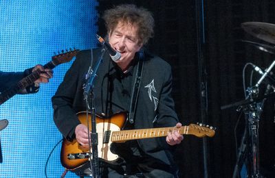 Bob Dylan dusts off Mr. Tambourine Man for first performance in 15 years