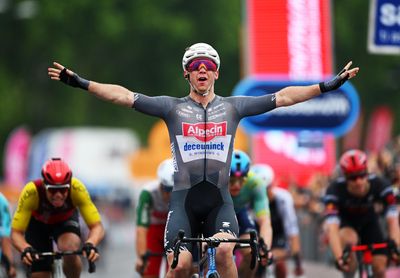 Kaden Groves wins crash-marred Giro d’Italia stage 6 in Naples
