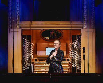 Anna Lapwood review – charismatic organist has a packed Royal Albert Hall eating out of her hand