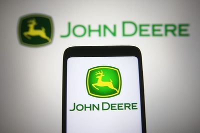 Deere & Company Stock Outlook: Is Wall Street Bullish or Bearish?