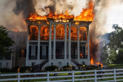 Fire destroys a sprawling mansion on a former Louisiana sugar plantation