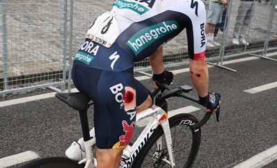 Jai Hindley suffers fractured vertebra in Giro d'Italia crash, Jan Hirt finishes stage with broken femur – injury update