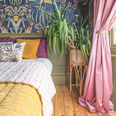 Do you need blackout curtains in a bedroom? The experts unanimously agree on the answer if you want to improve your sleep