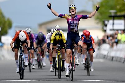 Itzulia Women: Mischa Bredewold wins stage 1 sprint as Van der Breggen crashes in final kilometres