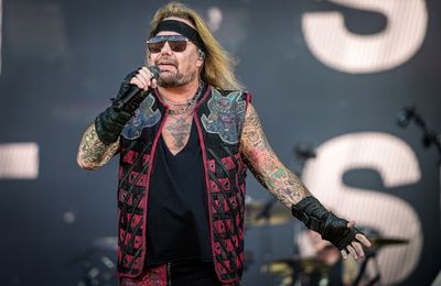 Vince Neil splits from girlfriend?