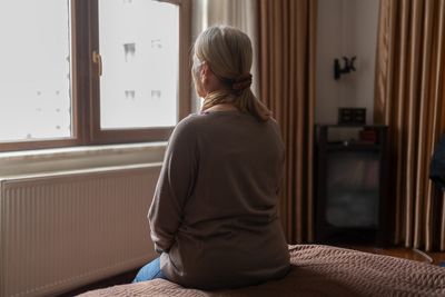 Dementia in middle-aged people is hard to recognize. Researchers found a clue that may help