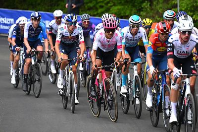 After crash, Richard Carapaz scores 'a big point in my favour' in opening Giro d'Italia mountain test