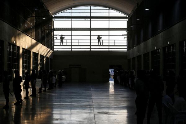 Supreme court blocks Trump bid to resume deportations under 1798 law