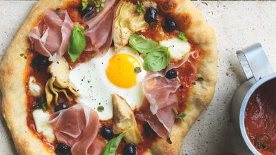Artichoke, olive and Parma ham pizza with an egg on top – a delicious favorite that is hard to beat