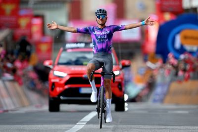 Giro d'Italia: Luke Plapp wins stage 8 with stunning solo attack, Ulissi snatches maglia rosa