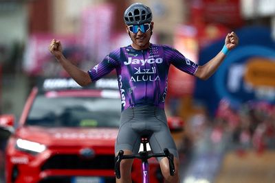 Luke Plapp solos to win action-packed Giro d'Italia stage 8 as Ulissi steals pink from Roglič