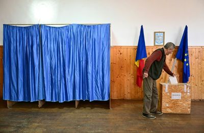Trumpist Faces Pro-EU Mayor In Tight Romania Presidential Rerun
