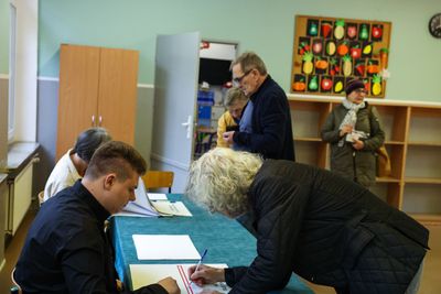 Poland votes in tight presidential election