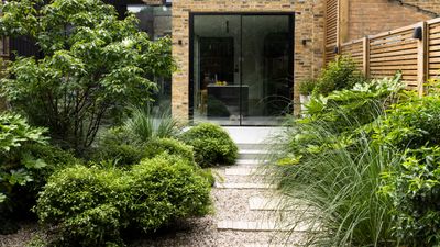 10 Fence Line Landscaping Ideas — Contemporary and Classic Combinations for Beautiful Borders