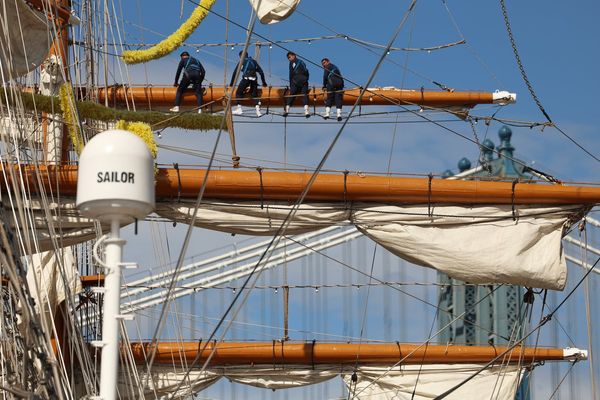 Federal officials launch investigation into Mexican tall ship that struck Brooklyn Bridge