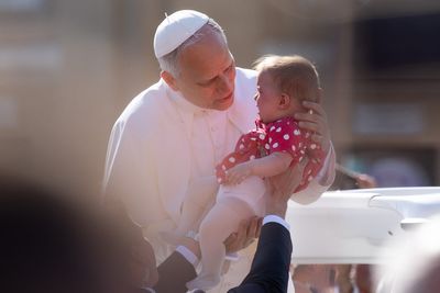 Pope Leo’s heartwarming gesture to babies on his first popemobile ride