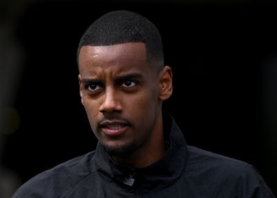 Eddie Howe delivers Alexander Isak injury update as Newcastle face nervous wait ahead of Everton showdown
