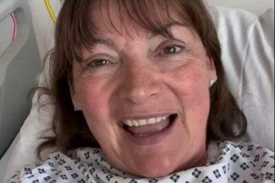 Lorraine Kelly returns to air after surgery to have ovaries and fallopian tubes removed
