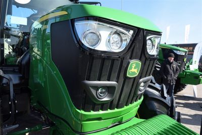 Deere Powers Ahead: Q2 Beat, Analyst Boosts, More Upside