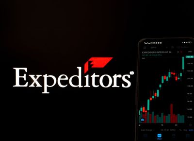 Are Wall Street Analysts Predicting Expeditors International Stock Will Climb or Sink?