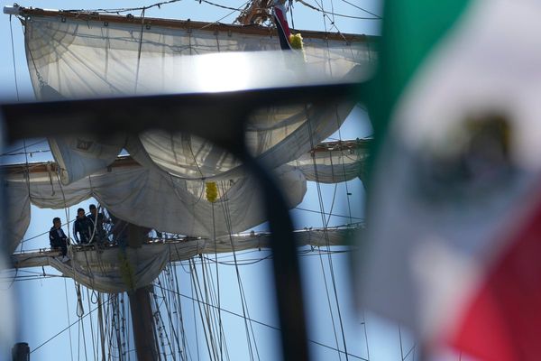 Federal officials investigating Mexican tall ship's crash into Brooklyn Bridge