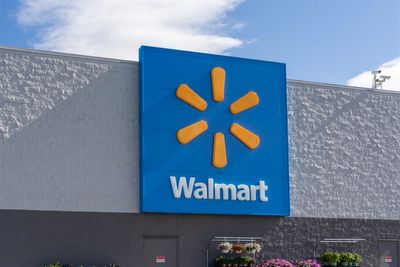 Walmart Stock Holds as Tariff Risk Spurs Support