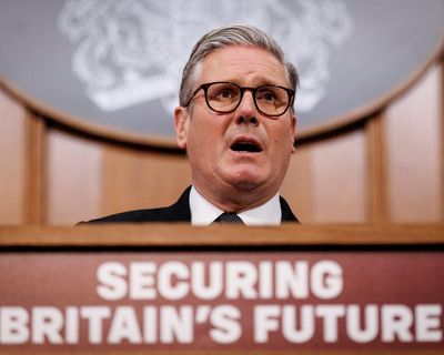 Starmer tells MPs he will fight Farage ‘as Labour’ at anxious private meeting