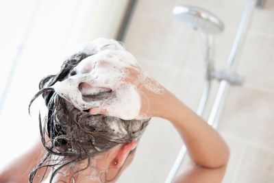 An expert answers the question: Should you shower in the morning or at night?