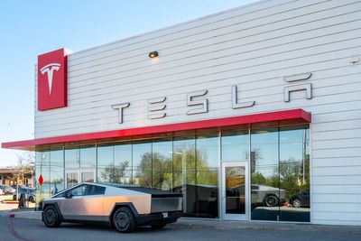 Tesla starts accepting Cybertruck trade-ins – with ‘insane’ depreciation
