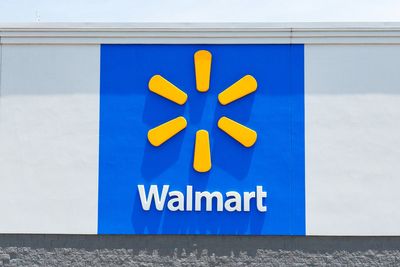 Walmart responds after Trump says retail chain should absorb his tariff cost