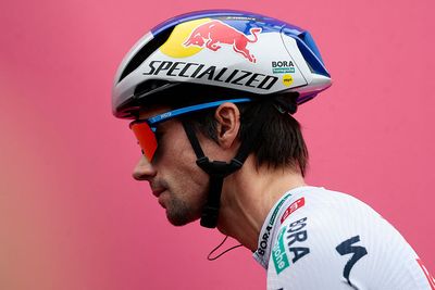 Surrounded and outnumbered, Primož Roglič is in a Giro d'Italia conundrum - Philippa York analysis