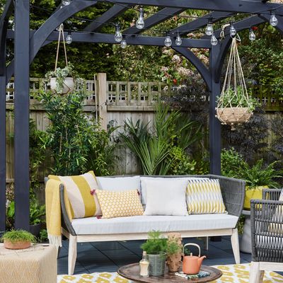 What is the best way to hang festoon lights in the garden? Experts unanimously agree on this foolproof method
