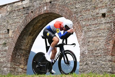 Giro d'Italia: Daan Hoole wins stage 10 TT as Isaac del Toro holds maglia rosa