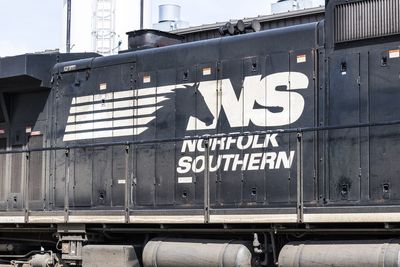 What Are Wall Street Analysts' Target Price for Norfolk Southern Stock?