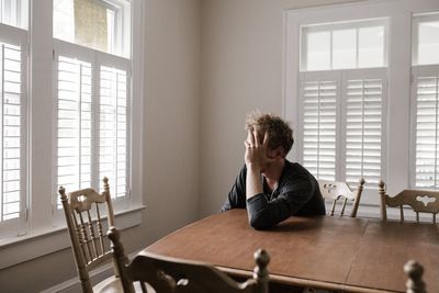 6 Everyday Moments That Humiliate Men Without Anyone Noticing