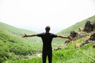 10 Ways the World Rewards Men Who Fake Confidence (And Punishes Those Who Don’t)