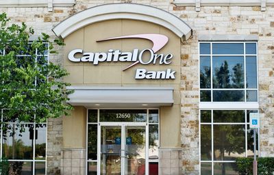 After Warren Buffett Sold Capital One Stock, Should You Ditch COF Too?