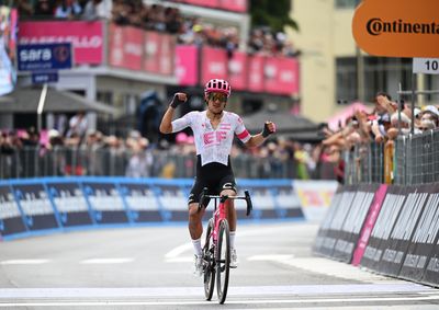 Richard Carapaz soars to solo victory on stage 11 of the Giro d'Italia