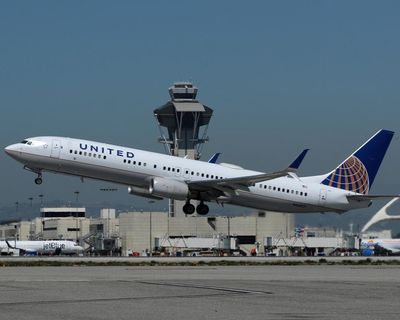 Hawaii-California planes diverted over bomb threat and message on mirror
