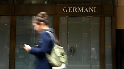 Jeweller 'unfazed' by potential robbery, court told