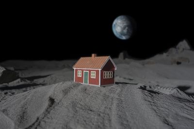 The tiny house travelling through space to the Moon ...Tech & Science Daily podcast