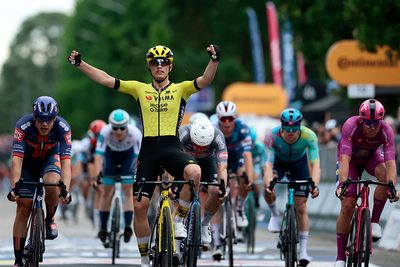 Giro d'Italia: Olav Kooij claims bunch sprint on stage 12
