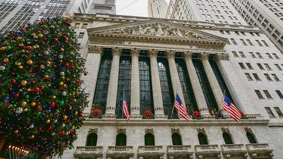 Stock Market Falls As Treasury Yields Spike, Trump Targets Apple, EU; Tesla, Snowflake, Urban Outfitters In Focus: Weekly Review