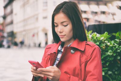 6 Texts That Instantly Kill the Vibe on a First Date
