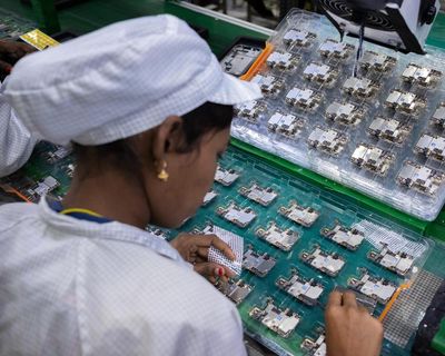 Trump threatens 25% tariff on Apple and Samsung phones not made in US
