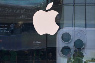 Apple has had few incentives in the past to start making iPhones in US