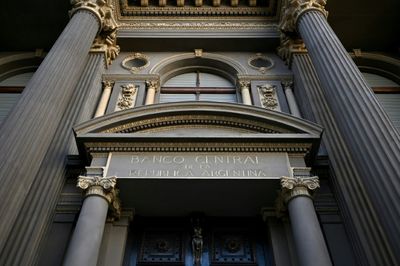 Distrusting Argentines Loath To Bank Their 'Mattress Dollars'
