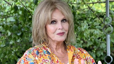 Move over ditsy florals, Joanna Lumley's tropical take on this ever-lasting spring/summer trend has us ready to go bold